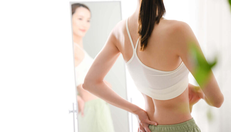 鏡の前で姿勢チェック