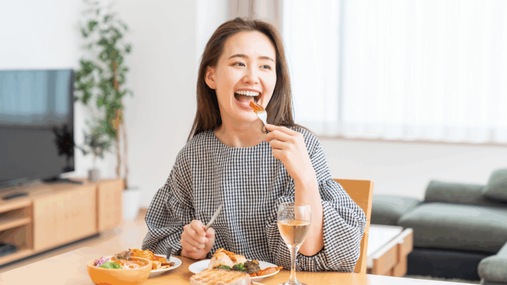 女性が食事をしている姿