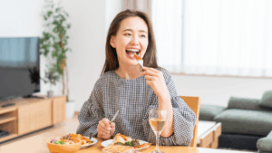 女性が食事をしている姿