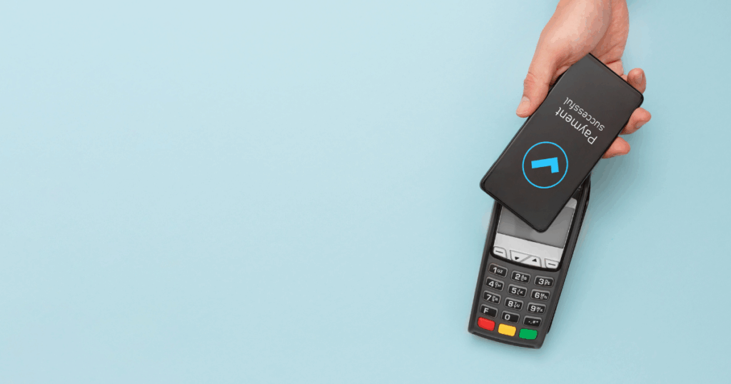 携帯で支払いを行なっている写真