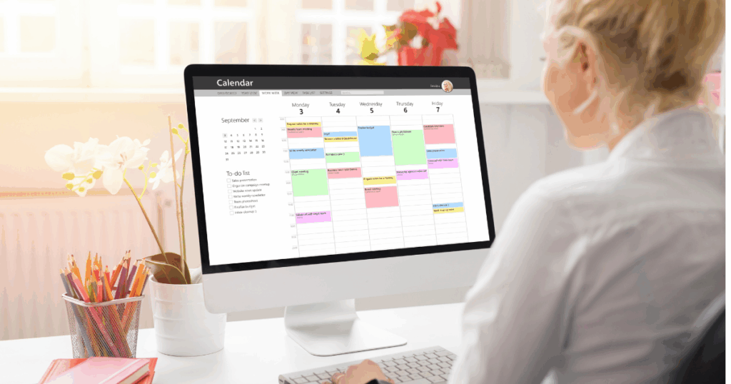 女性がパソコンで予約表を確認している写真