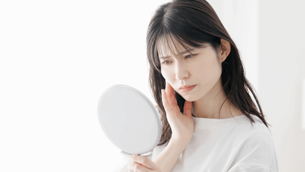女性が鏡を見る姿