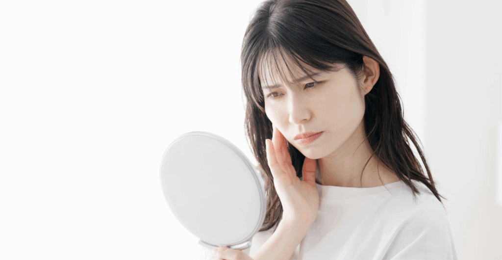 女性が鏡を見る姿