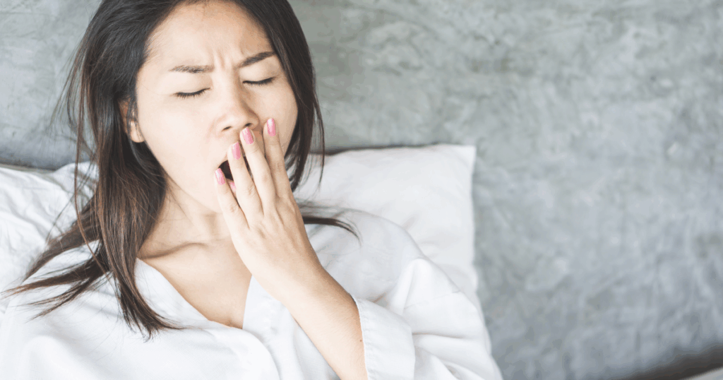 睡眠不足な女性の写真