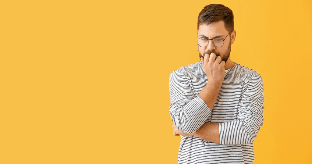 悩んでいる男性の写真