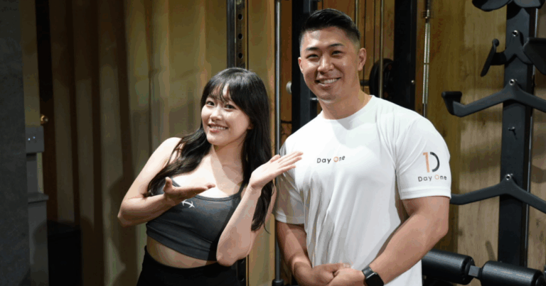 トレーナーと女性のツーショット写真