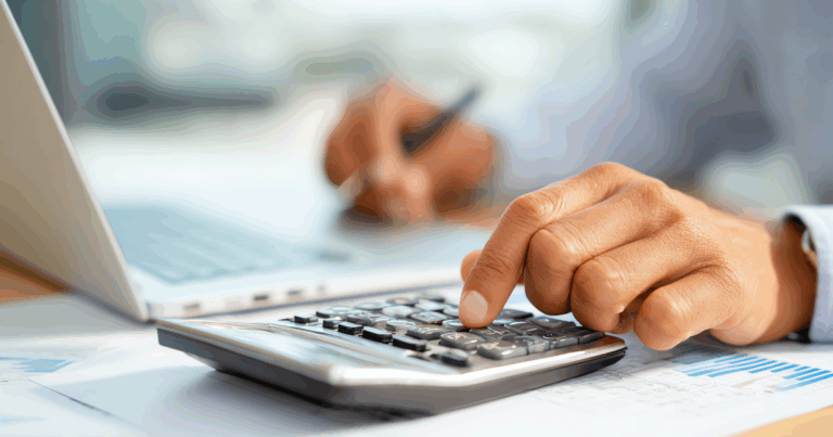 計算機で計算している写真