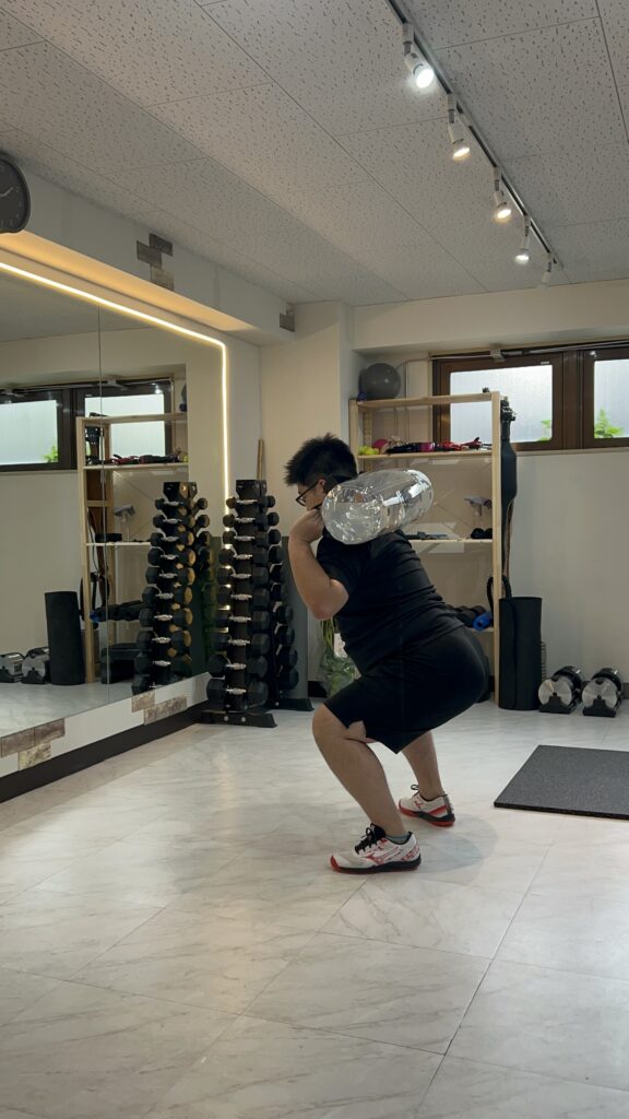 男性がスクワットしている写真