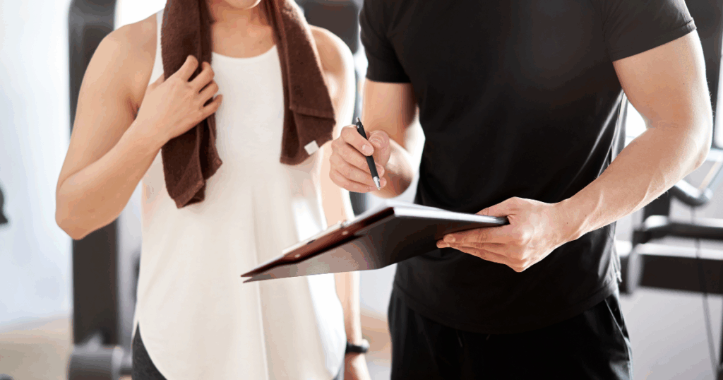 トレーナーがカウンセリングをしている写真