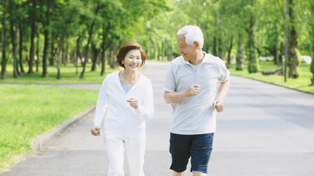高齢な男女がランニングしている写真