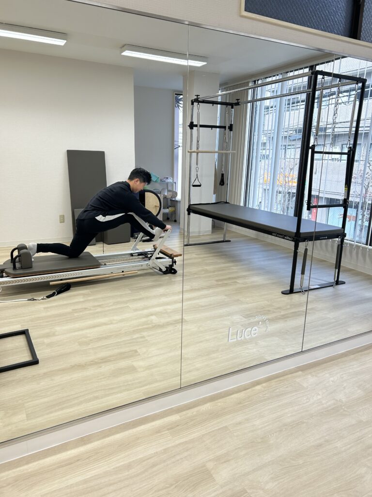 男性がピラティスをしている写真