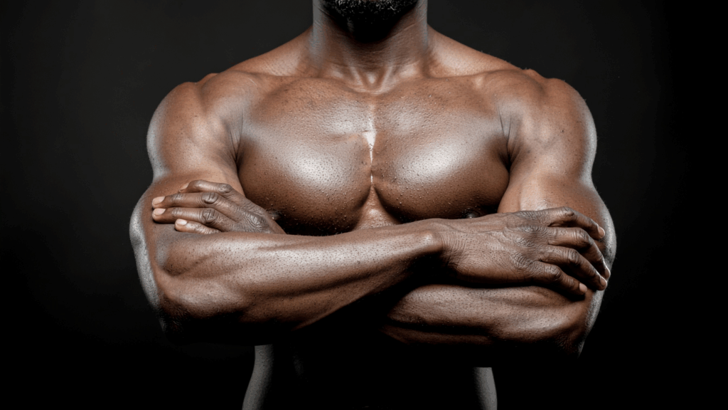 マッチョな男性が腕組みしている